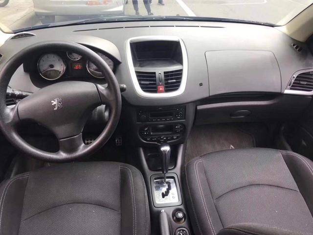 十年车龄的两厢标致207，配有自动空调，开价两万值得买吗