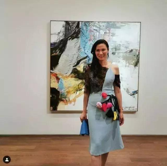 刚和嫩模男友分手，50岁邓文迪又收割一位富豪