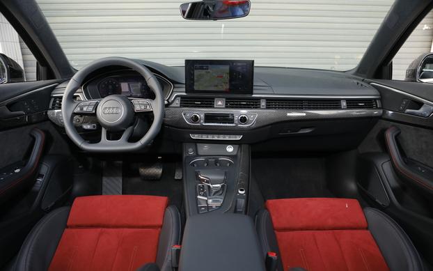 豪华动感奥迪a4l,奔驰c260和奥迪a4l试驾对比