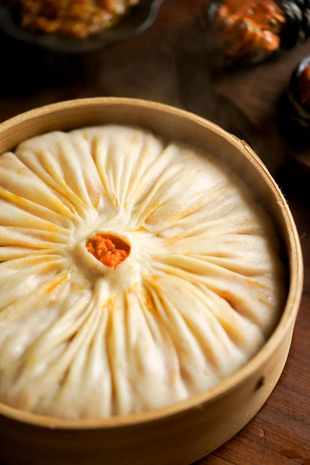 这么大的蟹粉灌汤包你吃过吗,用蟹粉烹制美味可口的蟹粉汤包