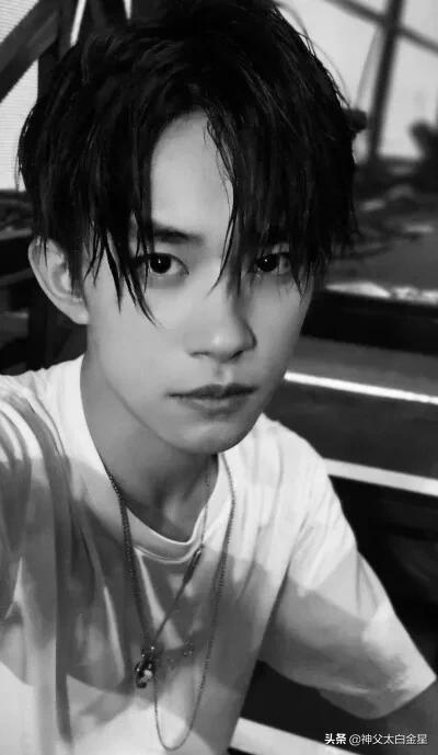 易烊千玺肖战谁帅,易烊千玺超帅高清视频