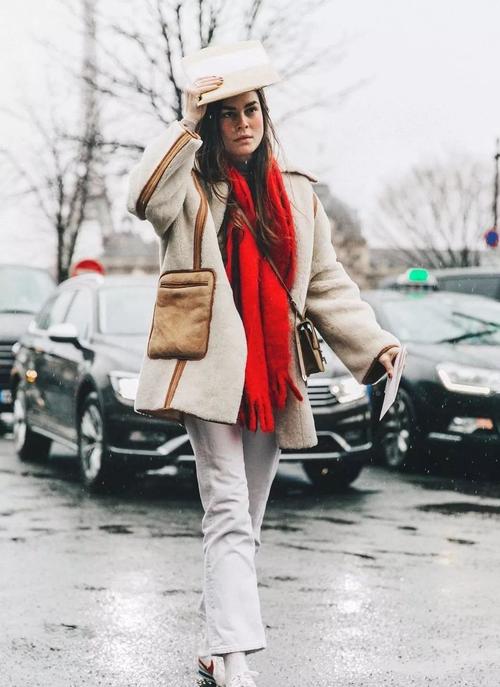 提升穿搭氛围感的秋冬围巾推荐,冬季红色羊绒围巾怎么搭配