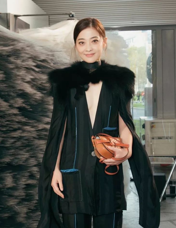 当代女生消费观名牌包,现代女士包