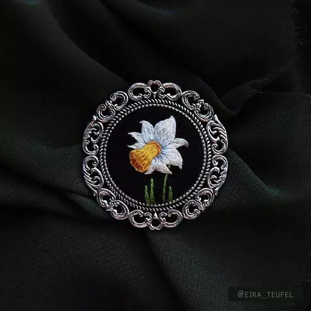 当一个程序员迷上了刺绣，就算手骨折了也无法阻止她……