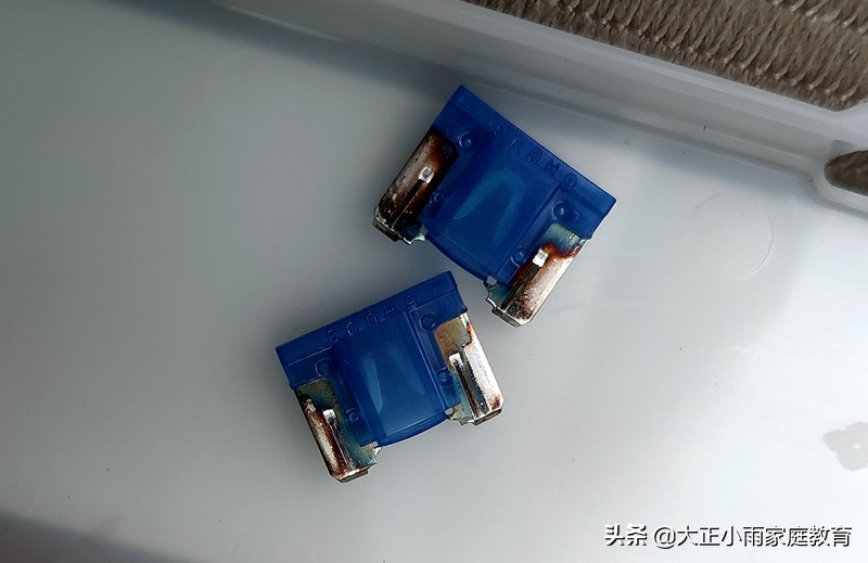 1.2t卡罗拉点烟器保险丝,卡罗拉点烟器保险丝更换教程