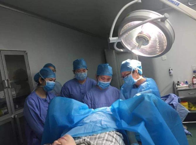 顺产备皮遭遇男护士，产妇害羞想让丈夫来，却被医生痛批胡闹