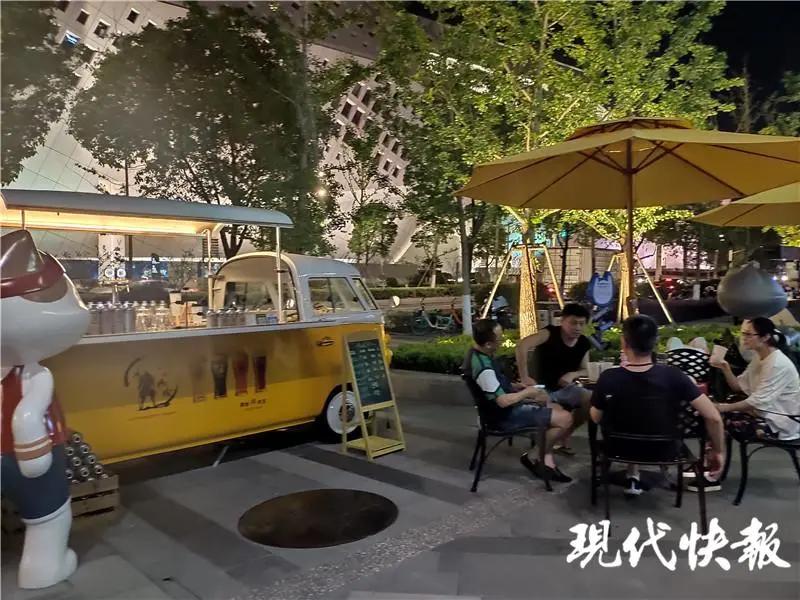 南京小吃夜市一个摊位多少钱,南京夜市摆摊一条街