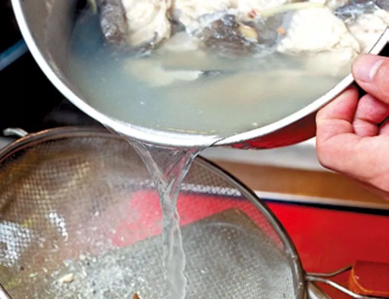 冷冻鱼清蒸需要解冻吗,冷冻的鱼解冻后怎么复活