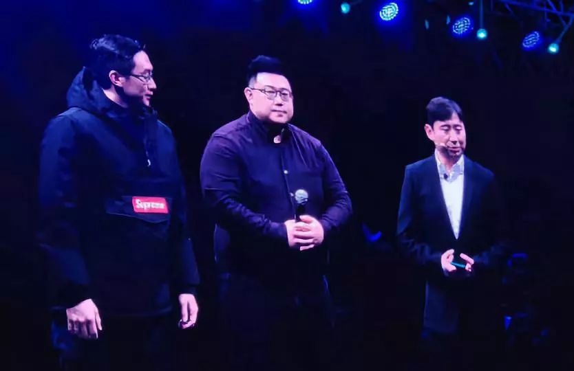 山寨三星挖孔屏手机,三星挖孔屏曝光