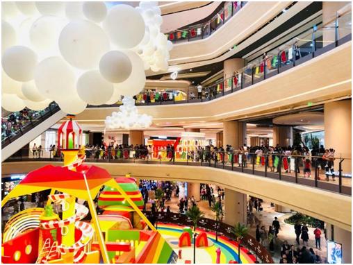 重庆这个店铺开业庆祝也太奇怪了吧?网友:现在流行这种风格了吗