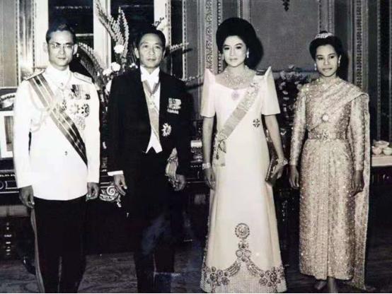 她曾获伟人世纪之吻，被称为菲律宾第一夫人，却在89岁判42年徒刑