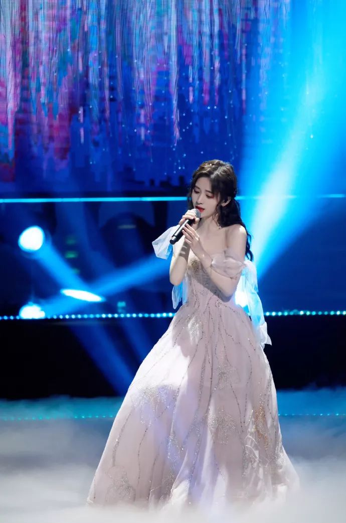 EIGSHOW丨鞠婧祎、李艺彤的仙女春夏妆容能让你美出新高度！