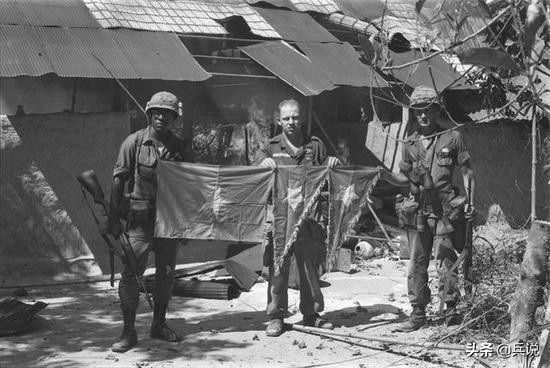 越军遍设竹尖陷阱，外加毒蛇，美军闻风丧胆，不敢收尸