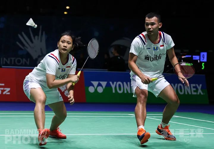 羽毛球双打如何防止搭档球打到头,羽毛球双打对手攻人战术怎么破解