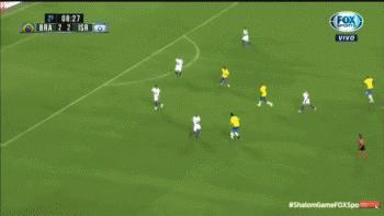 因长得帅染黄？美女主裁向37岁卡卡掏牌后求合影！对手看呆+羡慕