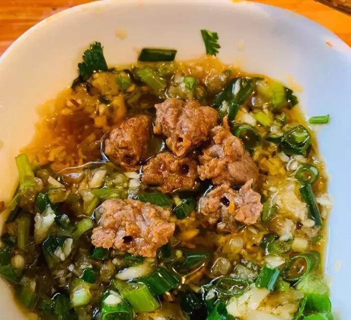 终于被我吃到了！这一锅90年代的麻辣烫，才是咱老成都挂念的市井味啊！