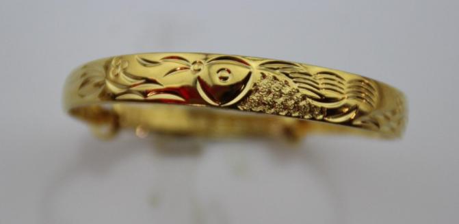 金首饰戴到手上变黑,金首饰戴了没有那么亮了