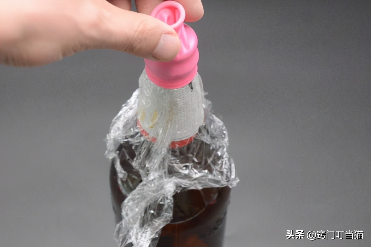 气球套在瓶子底下,气球装在塑料瓶有什么用