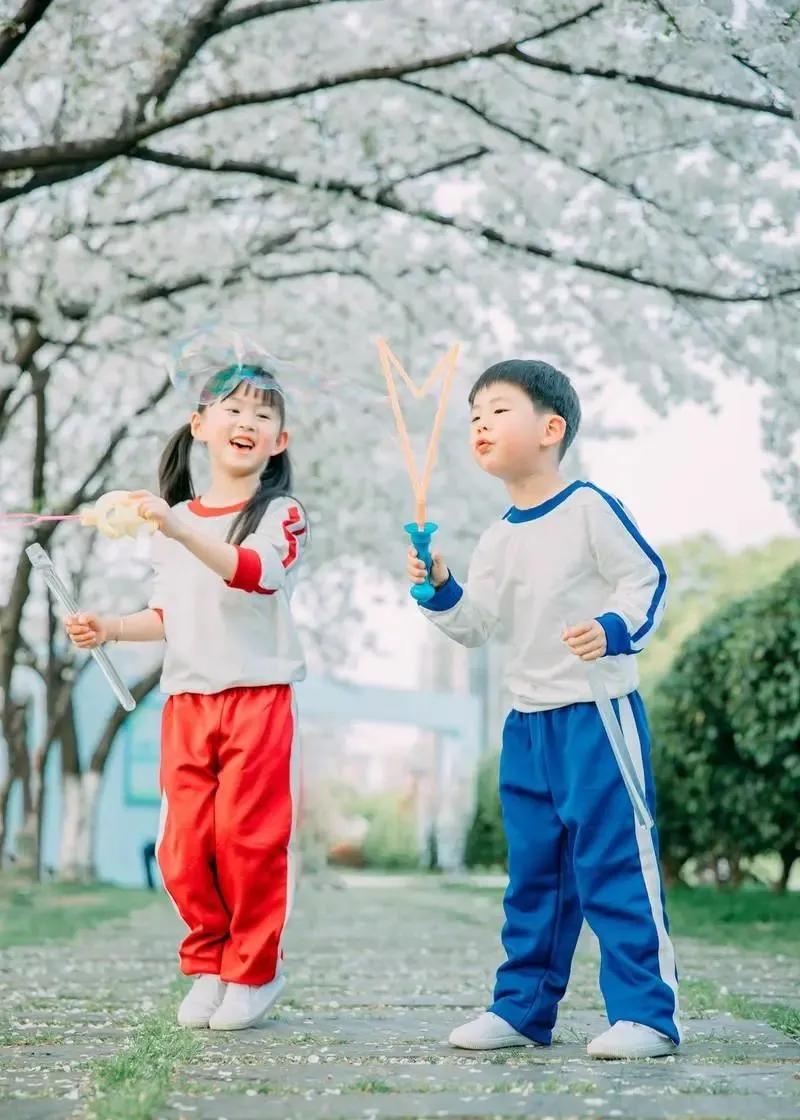 重温孩子的乐趣,孩童爬山的乐趣