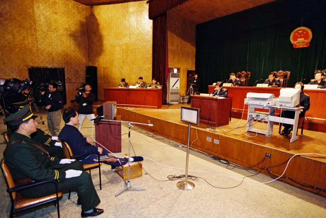 用镜头对准法子英枪口的警察摄影家