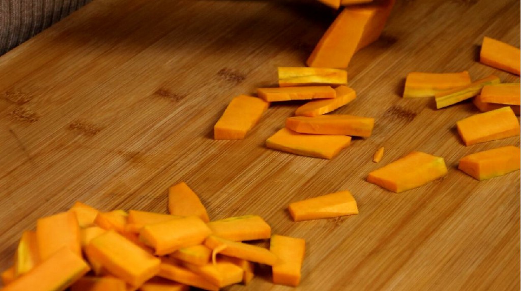 做小米南瓜粥时，多加这一步，小米粥浓稠又香甜，天凉了来一碗