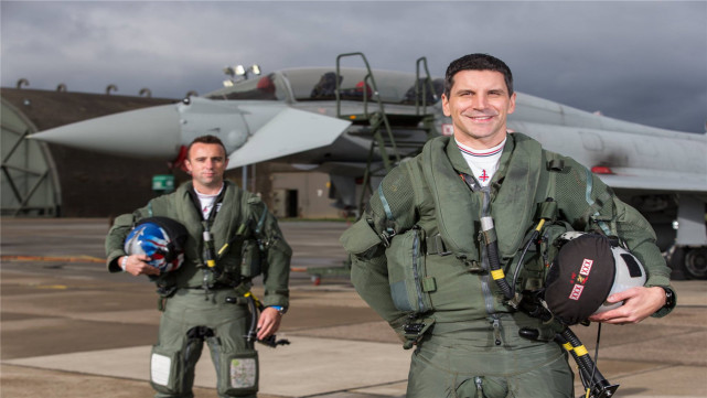 飞行员弃将飞机逃生,飞行员弃机逃生飞机砸到学校