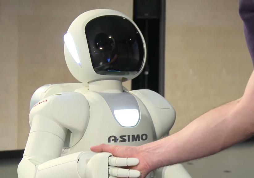 机器人踢球跳舞端茶跑步视频,智能机器人可端茶倒水