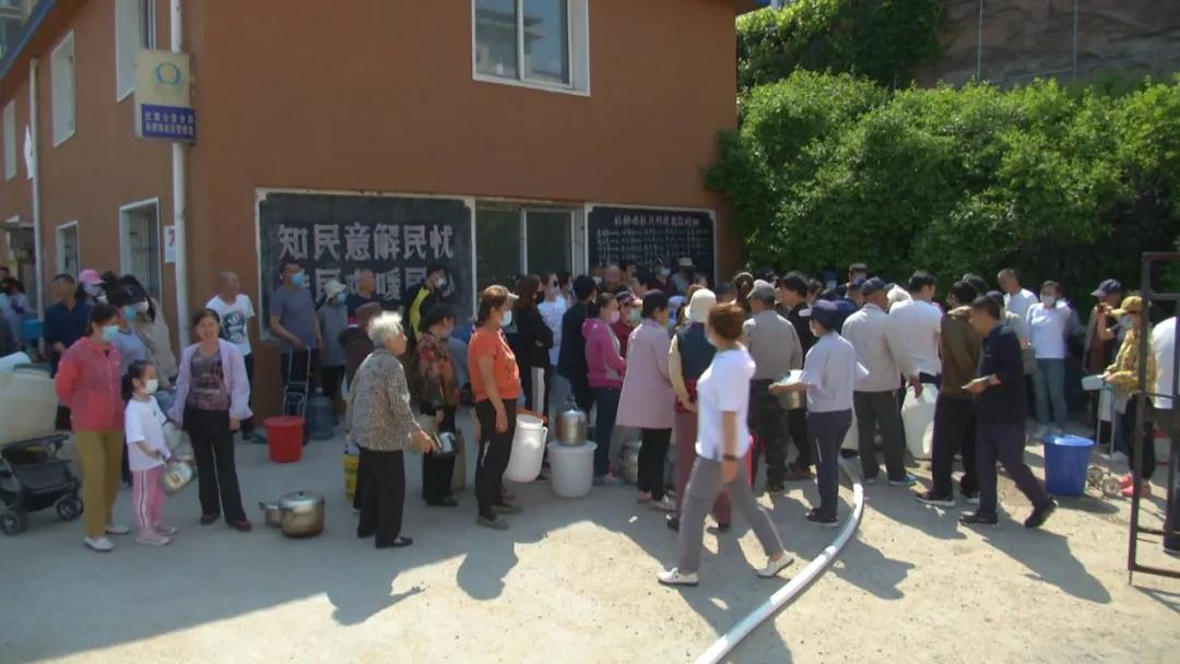 铁岭电厂一号补水管线爆裂银州区大面积停水，相关部门提供64个临时取水点供给居民另有10台消防车送水