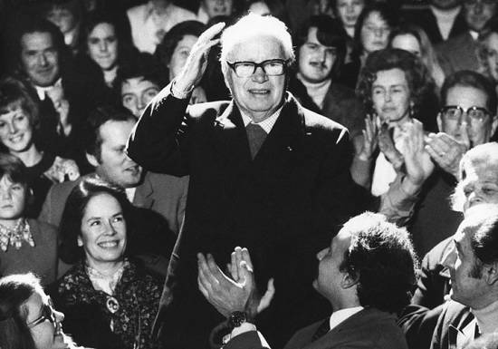 他5岁登台表演，12岁丧父13岁流浪街头，1个跌跤迎来喜剧人生