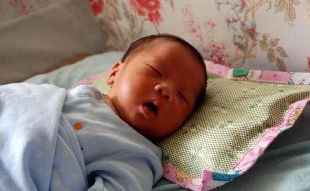 宝宝头歪警惕睡姿不对,宝宝脑袋有点偏右歪怎么办