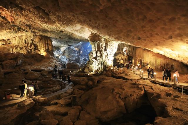 这里虽然风景如画人们生活的却很凄惨没日没夜的追着大船讨生活