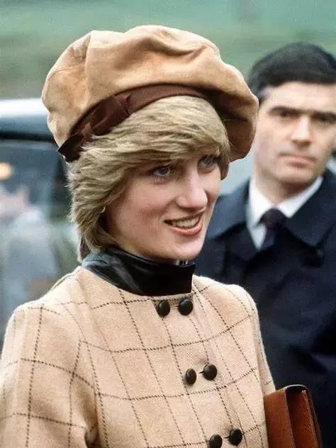 从全世界最会戴帽子的女人身上,学习一点「帽子戏法」