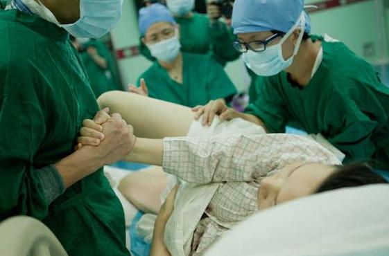 孕妈妈后期怎么运动有助于顺产,孕妇顺产怎么运动最快