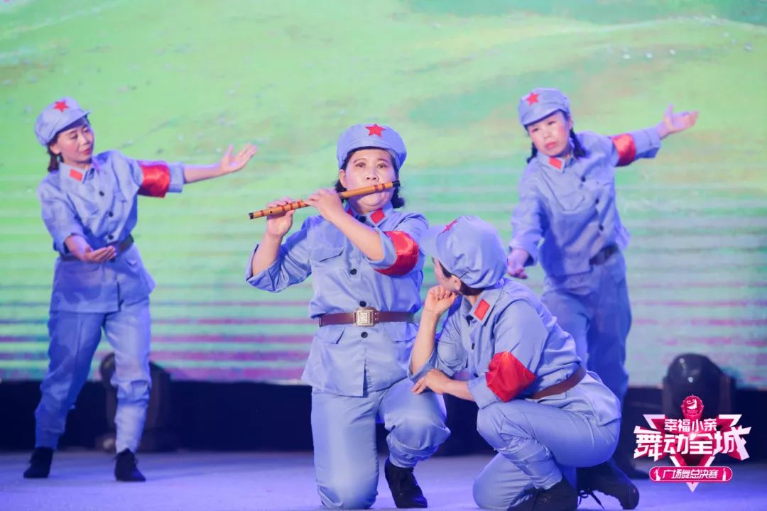 大妈们参加广场舞比赛,春晚广场舞比赛