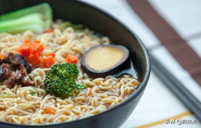 别再说穷的只能吃方便面了,别再说自己穷的只能吃泡面了