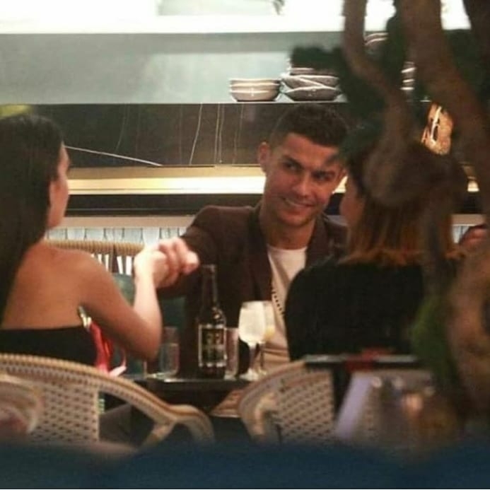 撒花c罗成功,c罗被拍到与女友乔治娜共赴教堂