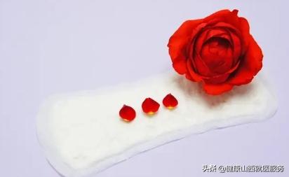 女孩子青春期月经异常要重视，出现这三个表现要及时就医