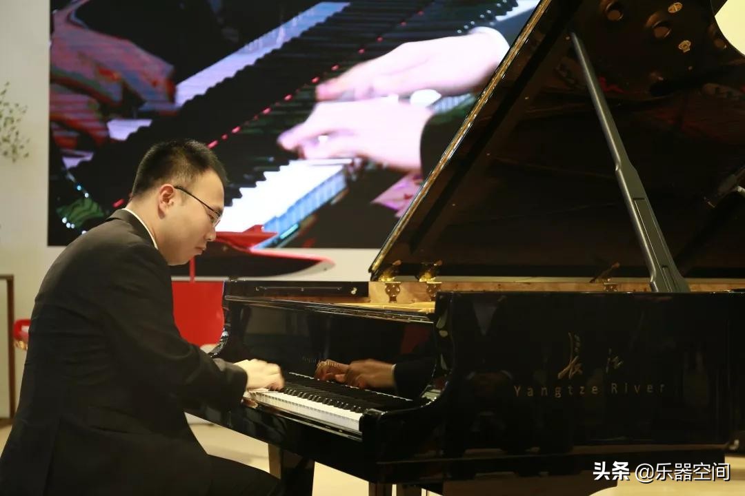 钢琴家安天旭签约长江钢琴艺术家,安天旭弹钢琴大赛