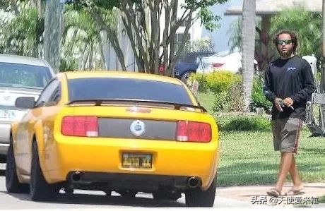 57岁阿汤哥比24岁黑人养子年轻太多！星二代是光环还是诅咒？