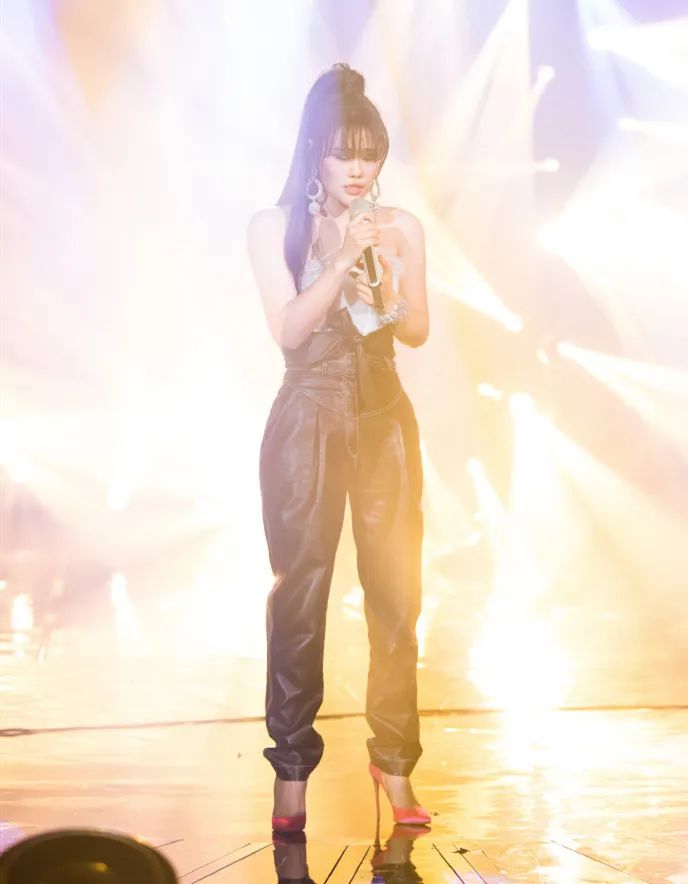 中国之星袁娅维皮裤,袁娅维穿着高跟鞋