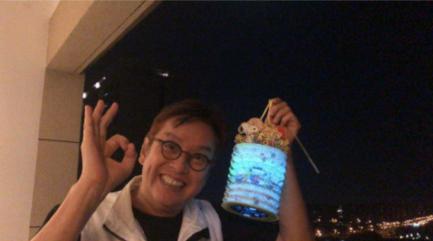 70岁的天王像个老顽童，中秋之夜很是搞怪，他的一生就是个传奇