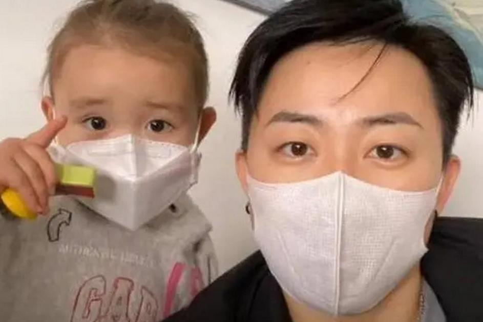 不走寻常路女子翻护栏,不走寻常路西安女子