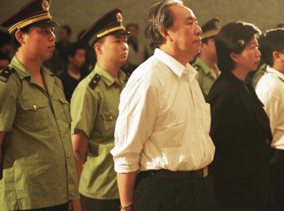 他靠两百元起家成江苏首富,两次入狱的上海前首富