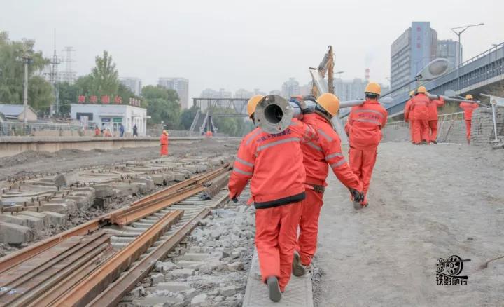 火车来了行人车辆请注意安全,行人车辆请注意火车就要来了