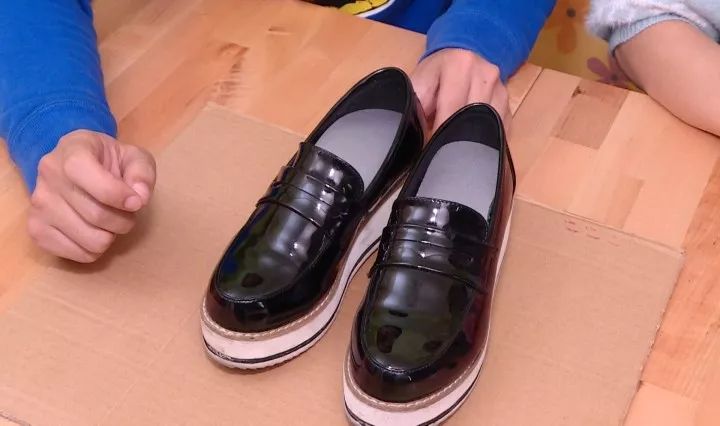 鞋子划痕滴风油精,把风油精滴到鞋子里