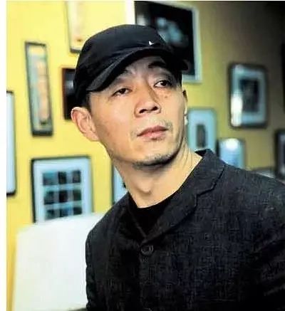 地位与张艺谋不相上下,他第一次做导演,扯掉了理想主义的遮羞布