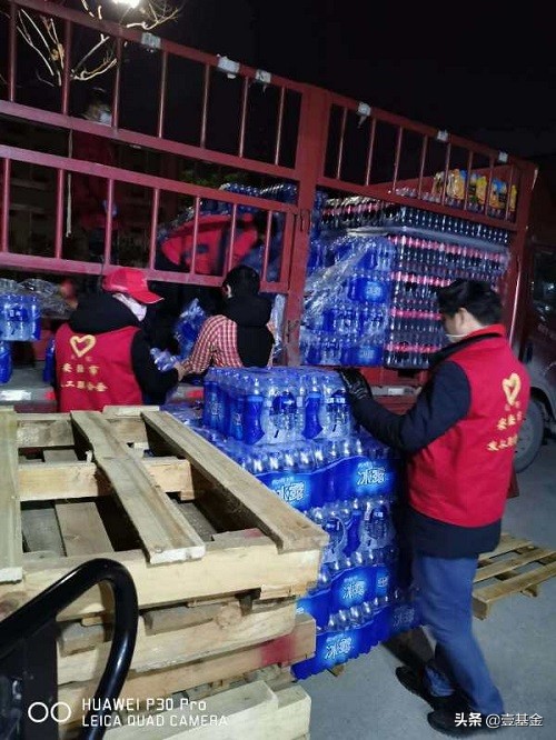 “哥,咱把店里的货送到一线去,尽点心意”一位湖北志愿者的60天