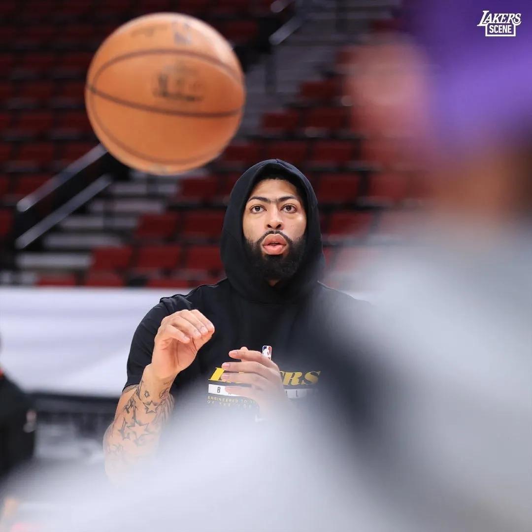 湖人vs太阳赛前杜兰特詹姆斯,湖人战胜鹈鹕詹姆斯大号三分