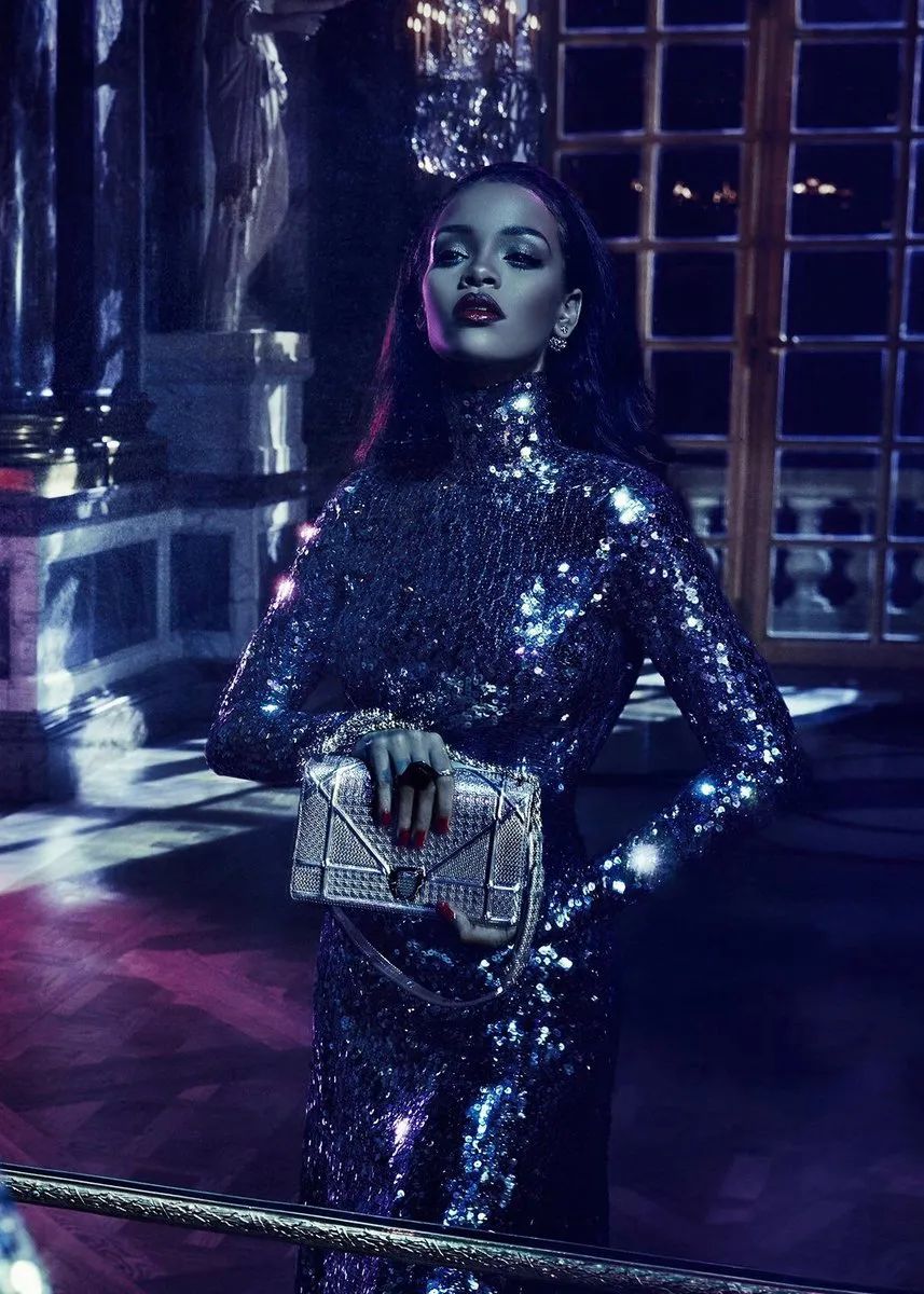 蕾哈娜同款文胸,维密大秀歌曲现场蕾哈娜