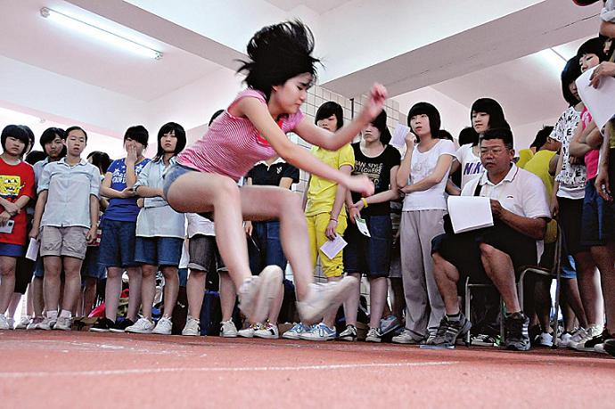 中考体育立定跳远20秒,中考体育立定跳远怎么练才能满分